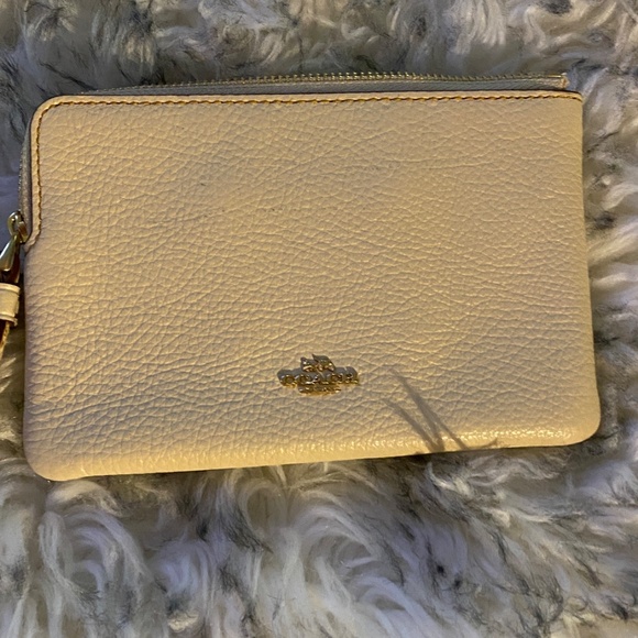 Brand New!! NWT LIMITED EDITION Peanuts X Coach Corner Zip Wristlet - Picture 3 of 4